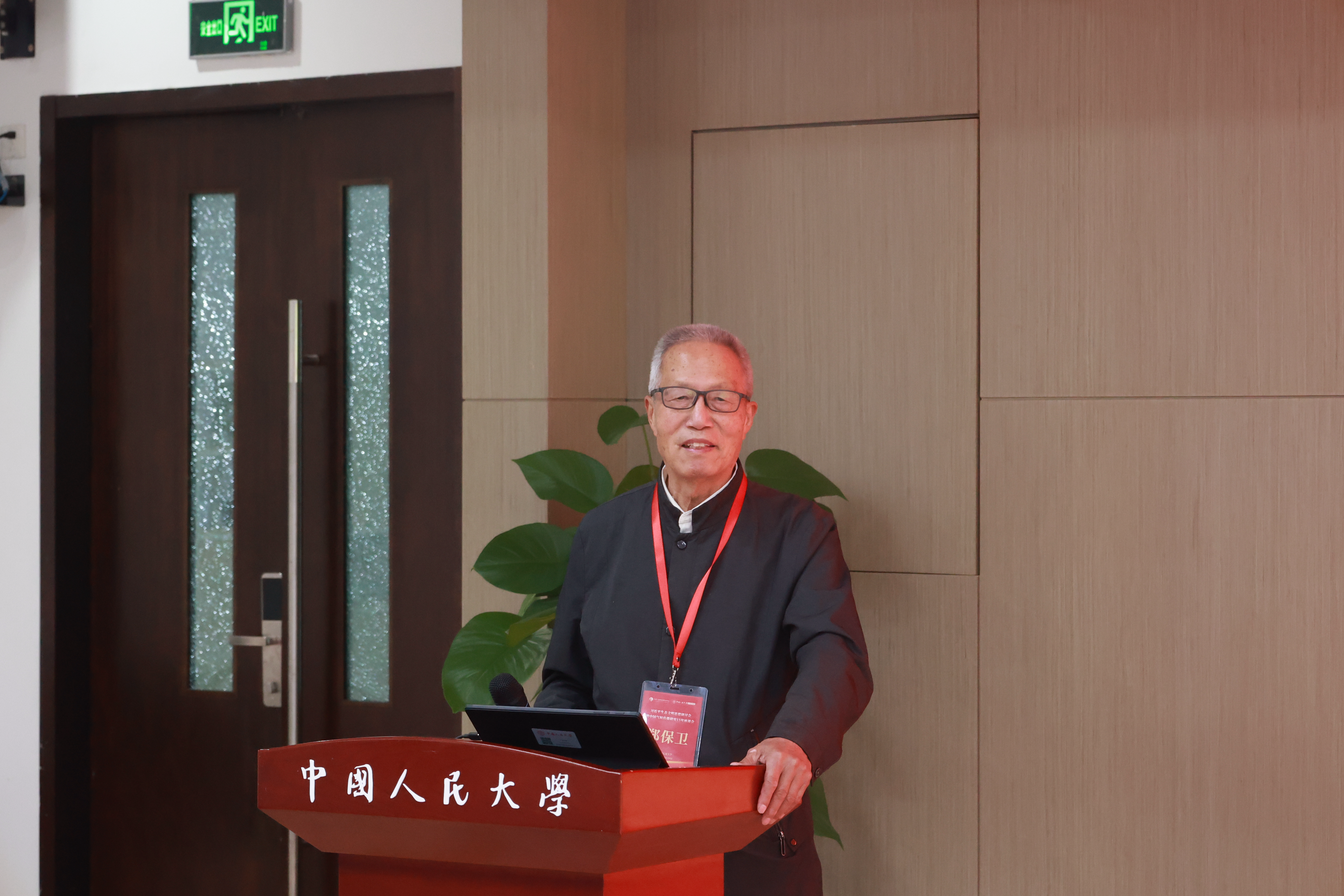 穿西装的男人站在桌子上中度可信度描述已自动生成