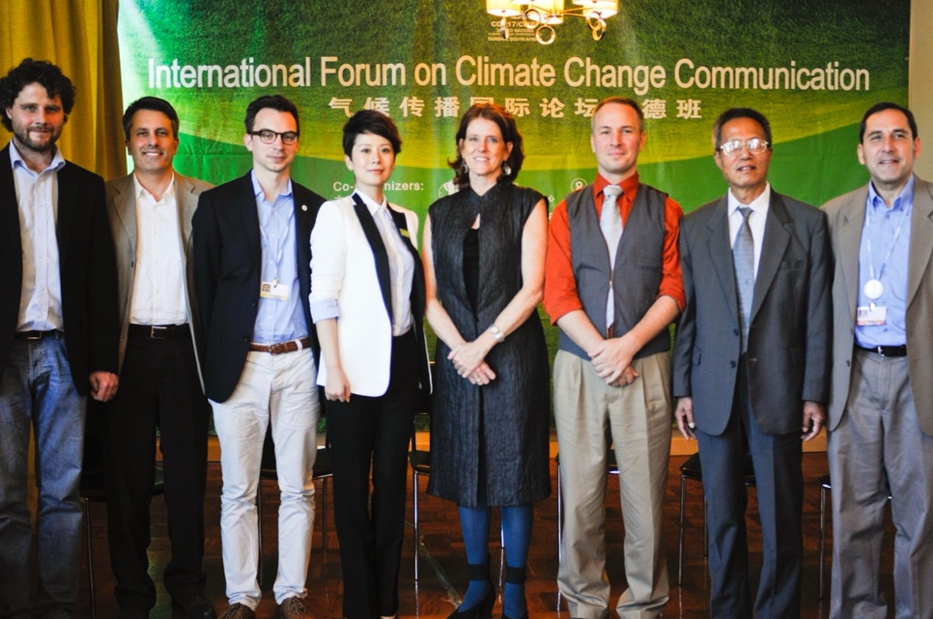 一群穿着西装的人站在一起描述已自动生成