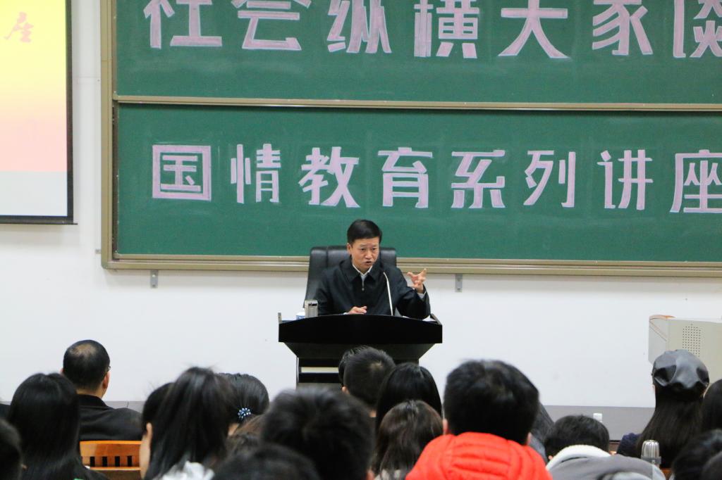 广西壮族自治区党委宣传部常务副部长、太阳集团tyc4633太阳集团tyc4633经理唐华为西大学子“解疑释惑”