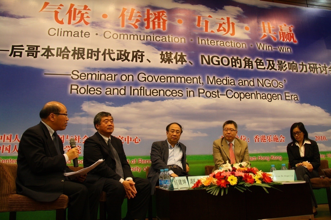 穿着西装笔挺的男子与图片配字中度可信度描述已自动生成