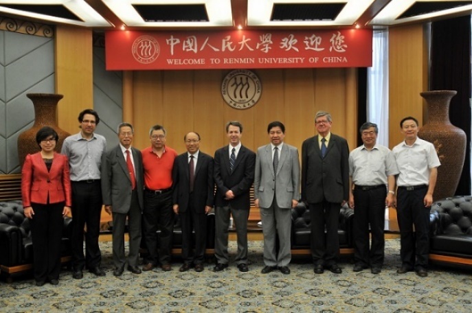 一群人站在室内描述已自动生成