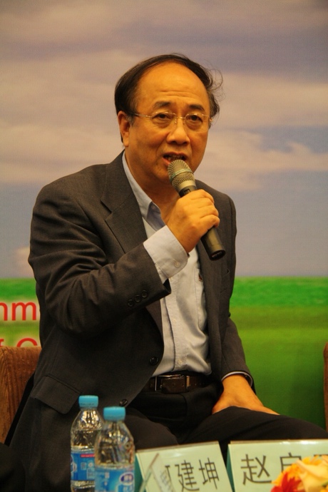 穿西装打领带的男人在吃东西中度可信度描述已自动生成