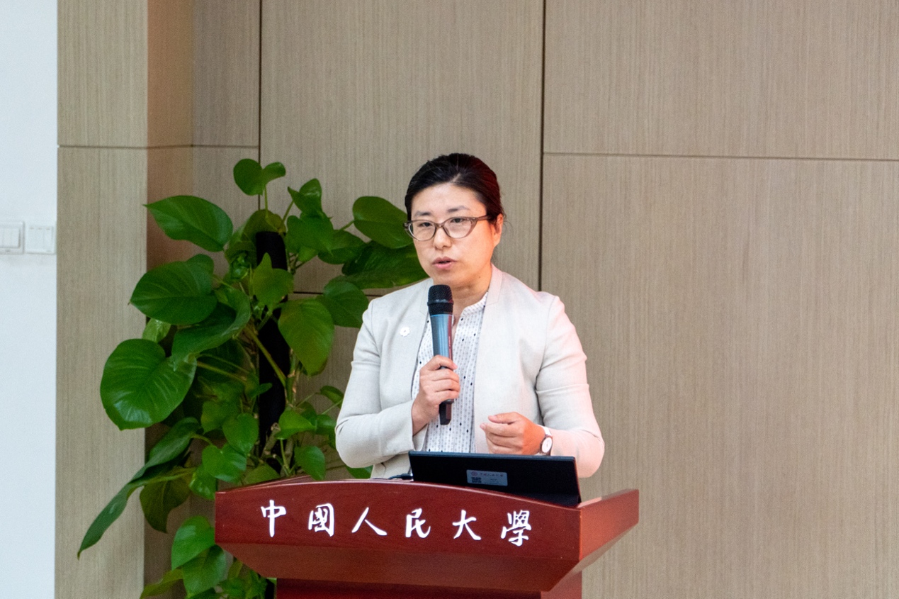 人拿着手机中度可信度描述已自动生成