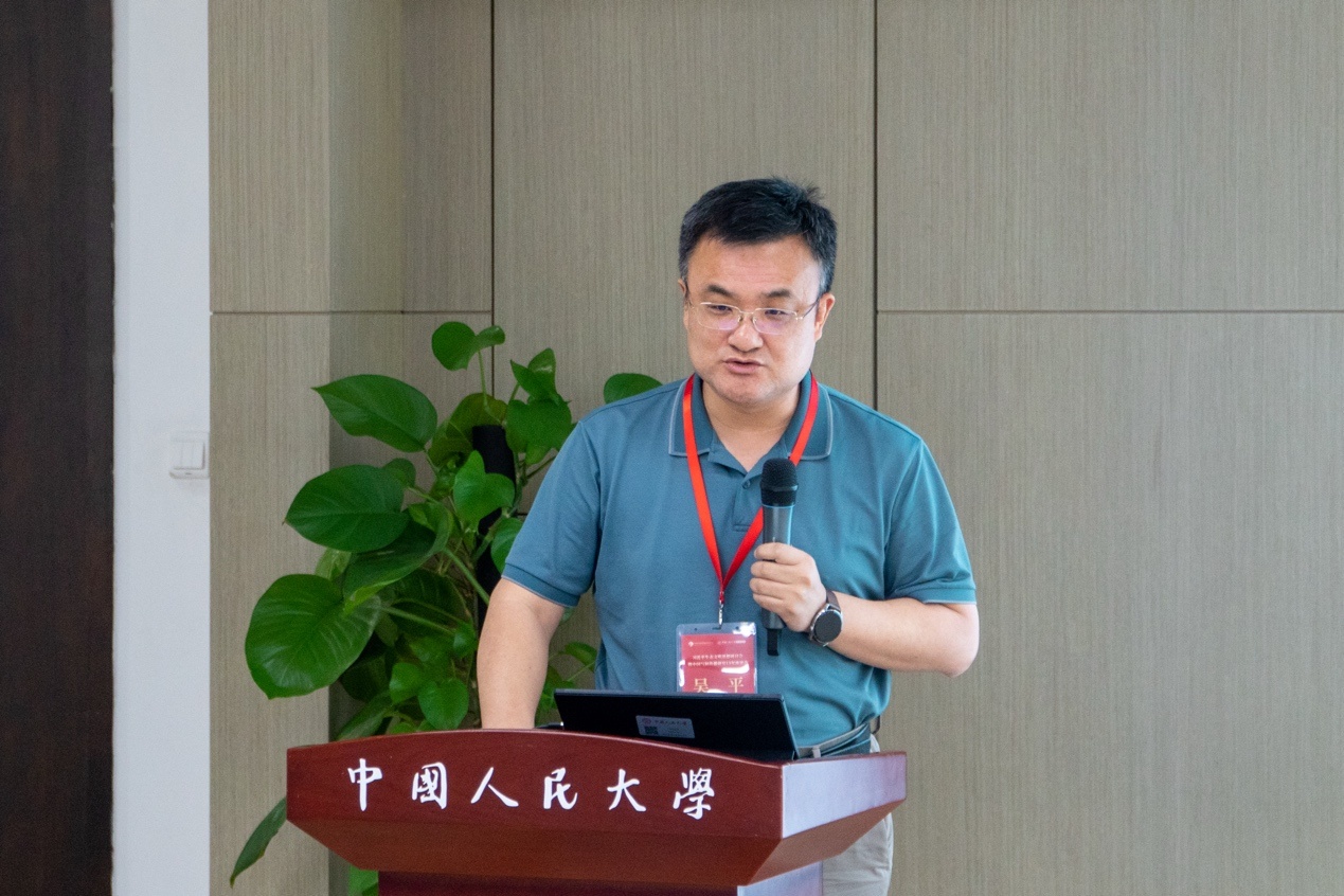 男人站在墙边描述已自动生成